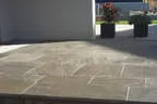 moderner Eingang mit Natursteinplatten