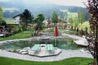 Hotelgarten mit Badeteich